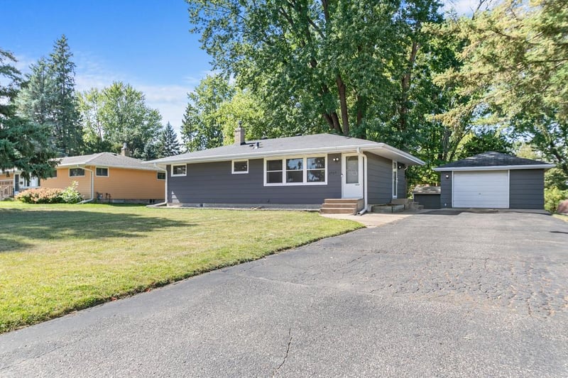 2727 Woodbridge St, Roseville, MN 55113