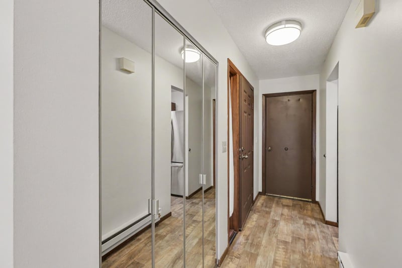 1581 Wheelock Ln #206, Saint Paul, MN 55117
