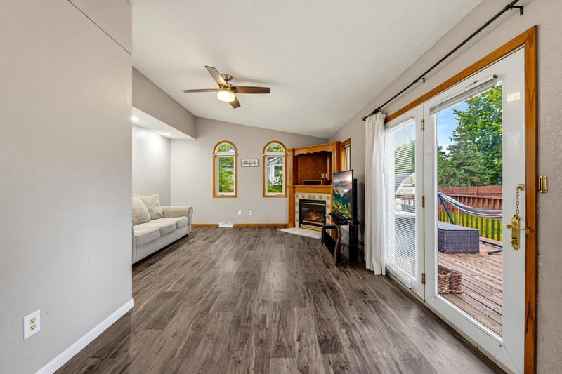 512 Abby Ln, Glencoe, MN 55336