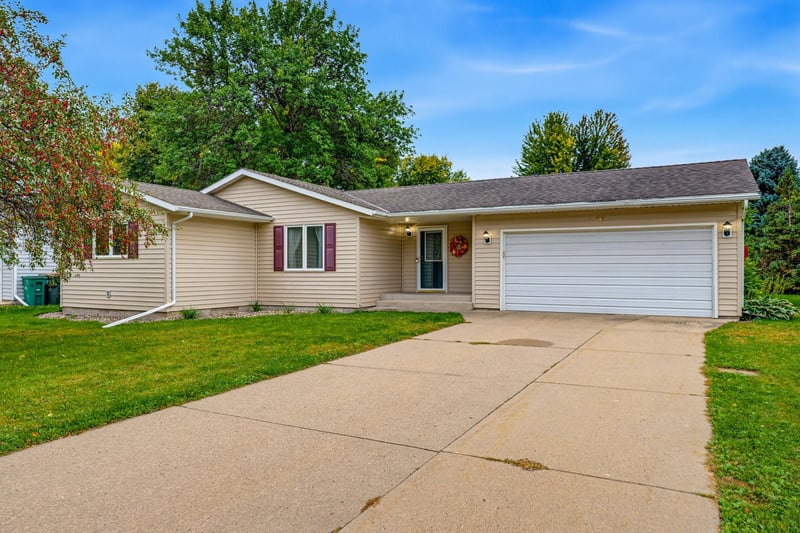 512 Abby Ln, Glencoe, MN 55336