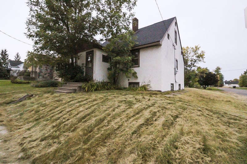819 1st Ave NW, Chisholm, MN 55719