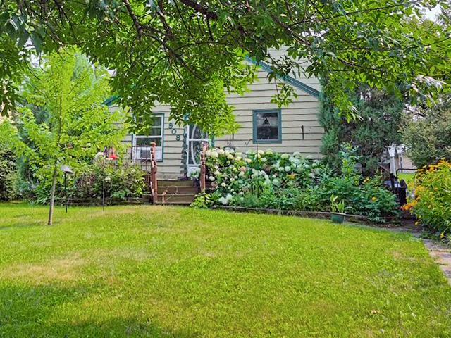 908 Lake St NE, Warroad, MN 56763