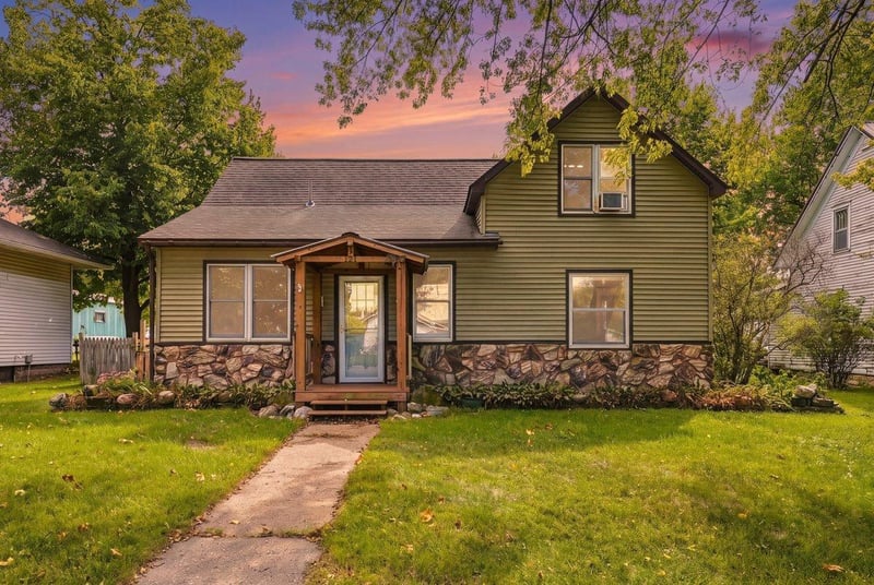 121 W Race Ave, Elmwood, WI 54740
