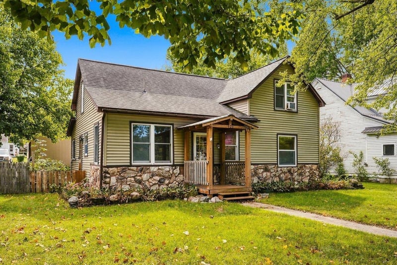 121 W Race Ave, Elmwood, WI 54740