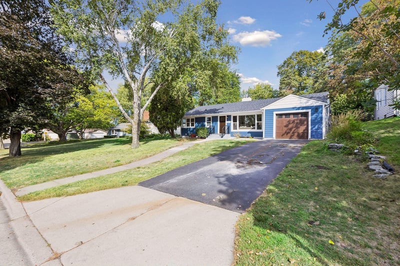 1947 Yorkshire Ct, Saint Paul, MN 55116
