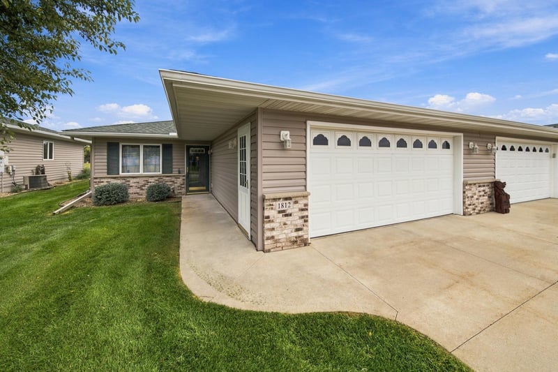 1812 Clubhouse Dr NE, Stewartville, MN 55976