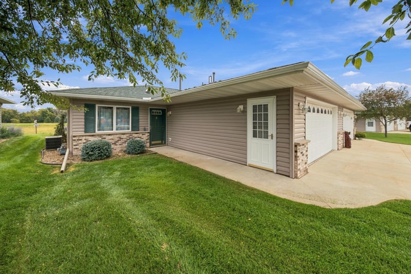 1812 Clubhouse Dr NE, Stewartville, MN 55976
