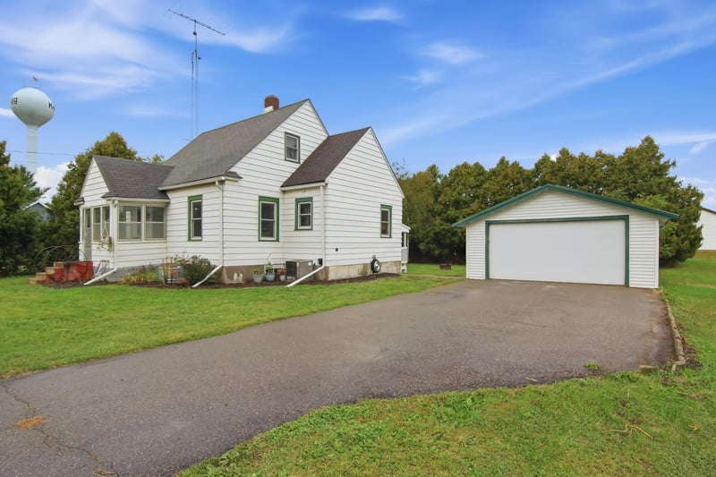 230 W Winona Ave, Kellogg, MN 55945
