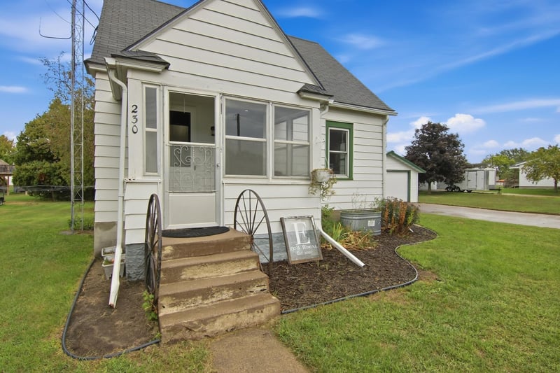 230 W Winona Ave, Kellogg, MN 55945
