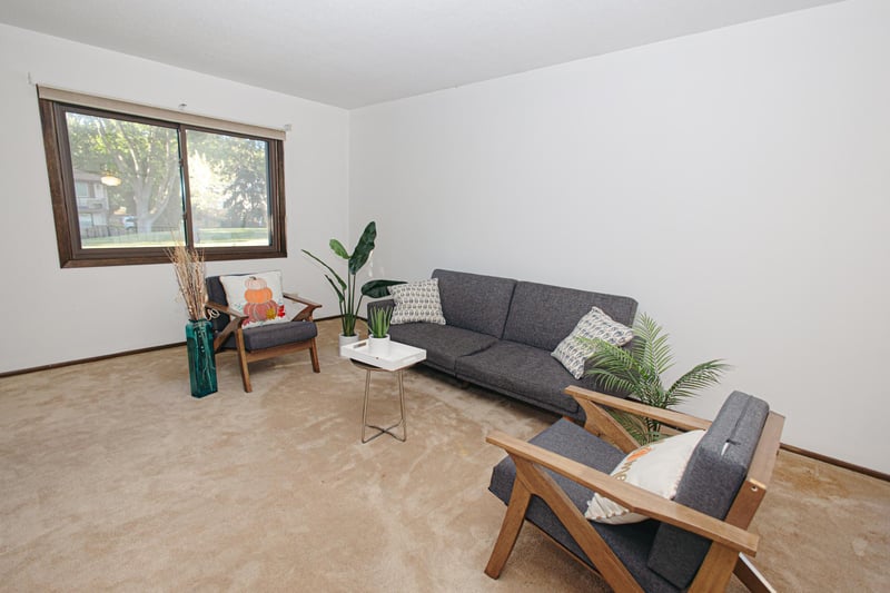 6570 Upper 35th St N, Oakdale, MN 55128