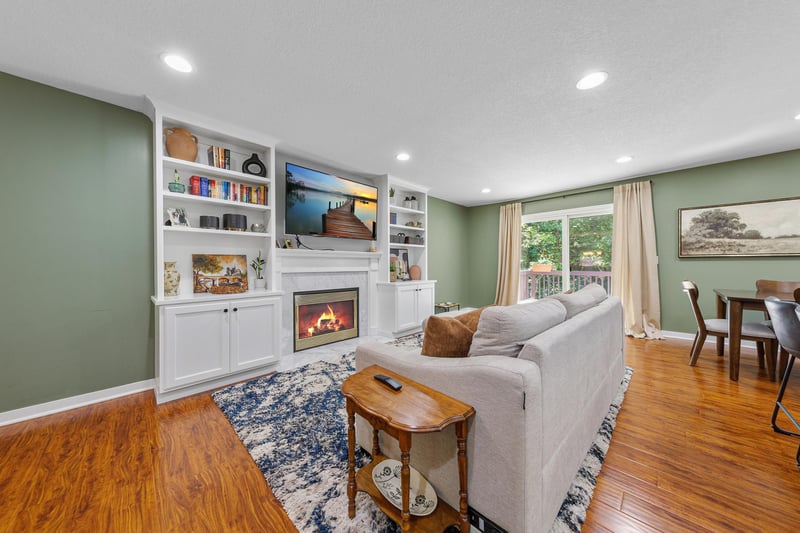 286 W Eagle Lake Dr, Maple Grove, MN 55369
