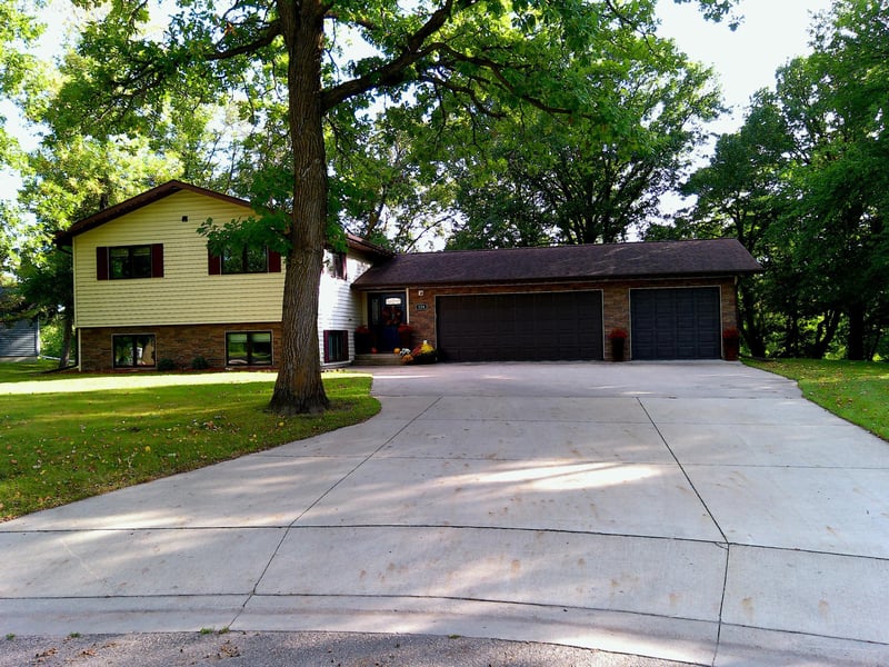 128 Eastwood Dr, Thief River Falls, MN 56701
