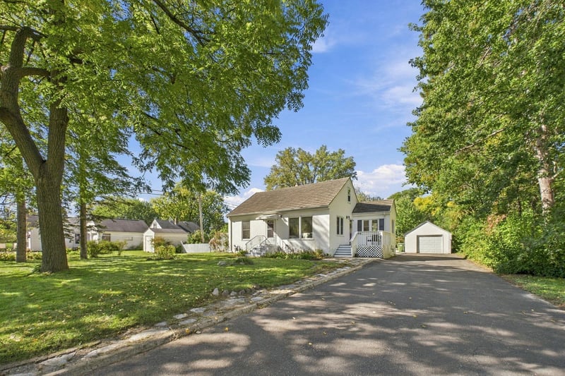 2359 Victoria St N, Roseville, MN 55113