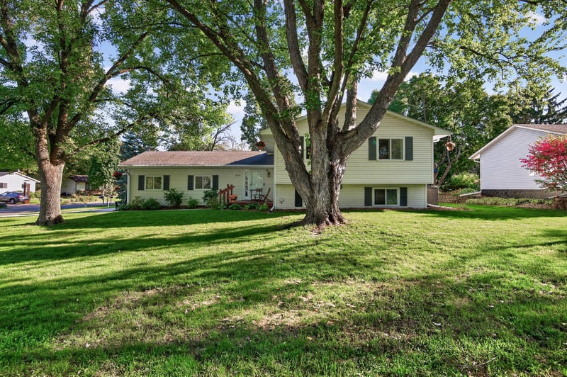 4270 Victoria St N, Shoreview, MN 55126