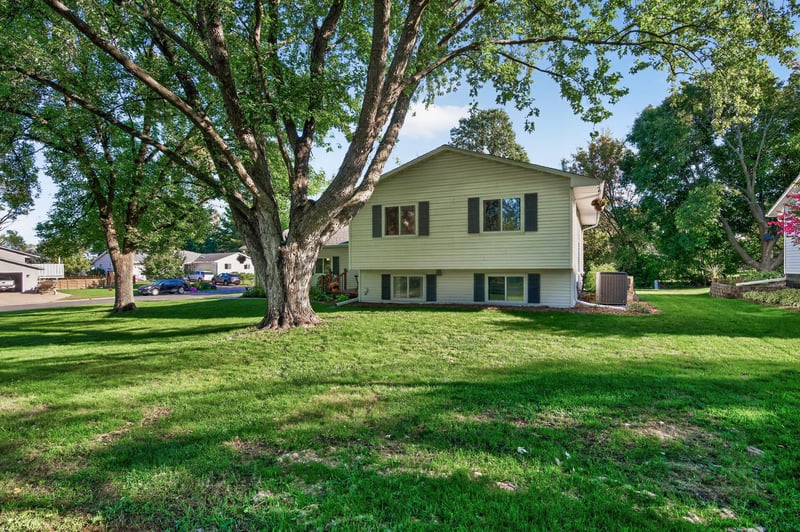 4270 Victoria St N, Shoreview, MN 55126