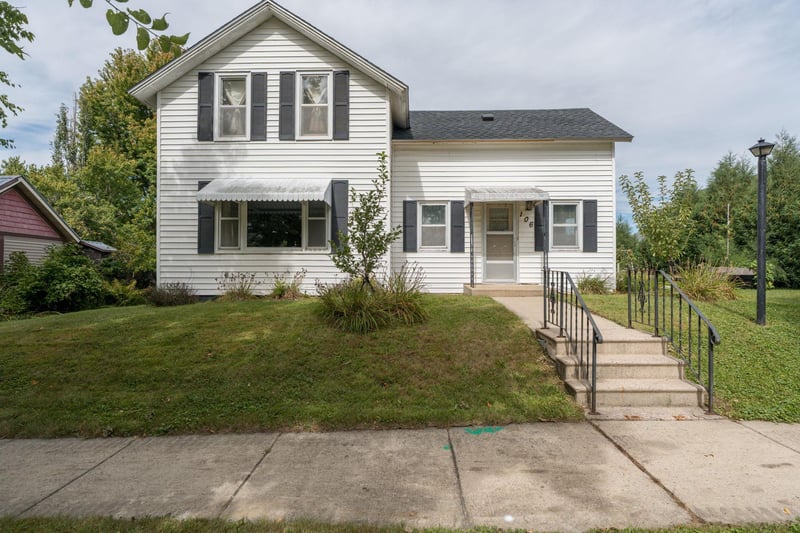 106 W South St, Janesville, MN 56048