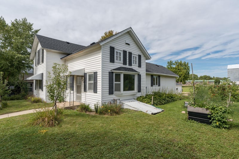 106 W South St, Janesville, MN 56048