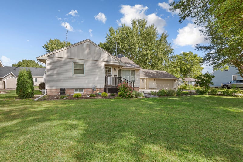 805 9th Ave NE, Waseca, MN 56093