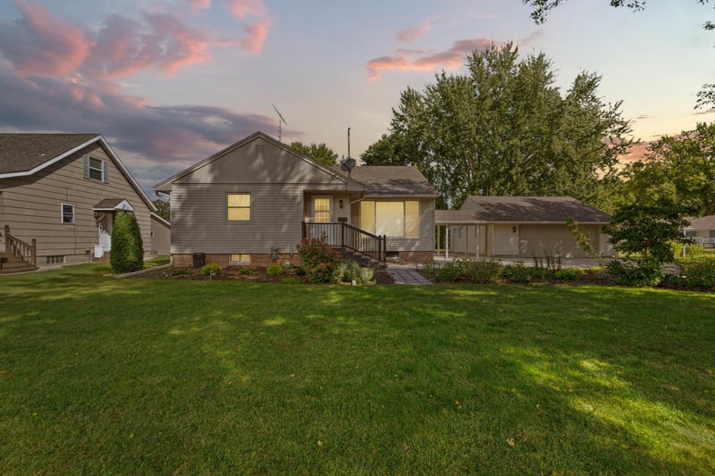 805 9th Ave NE, Waseca, MN 56093