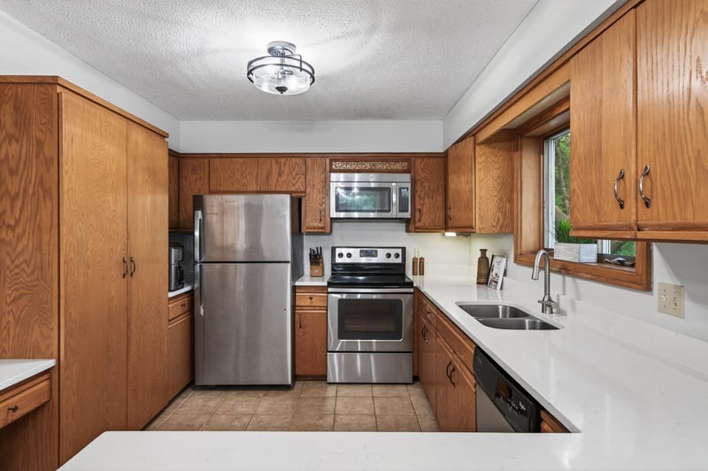 23045 Plateau Dr, Lakeville, MN 55044