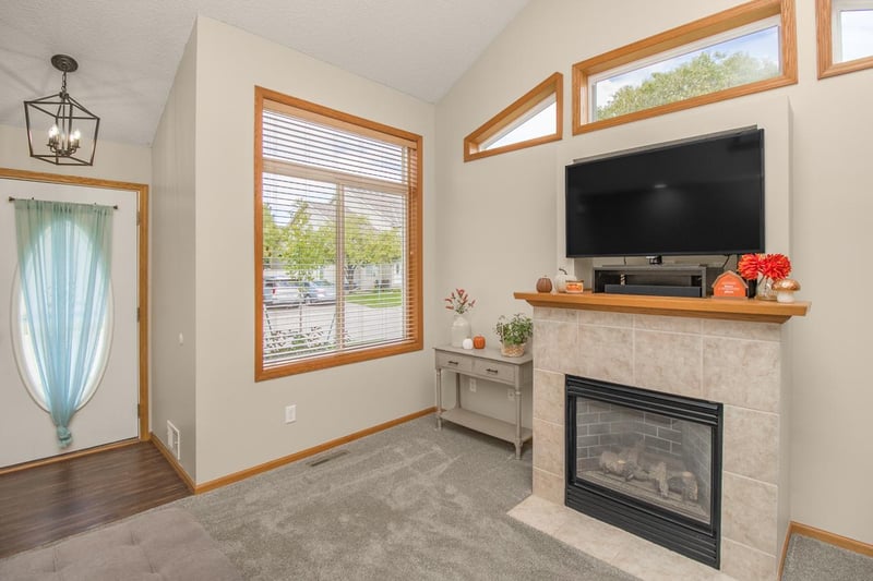 1665 Lexington Ln, Shakopee, MN 55379