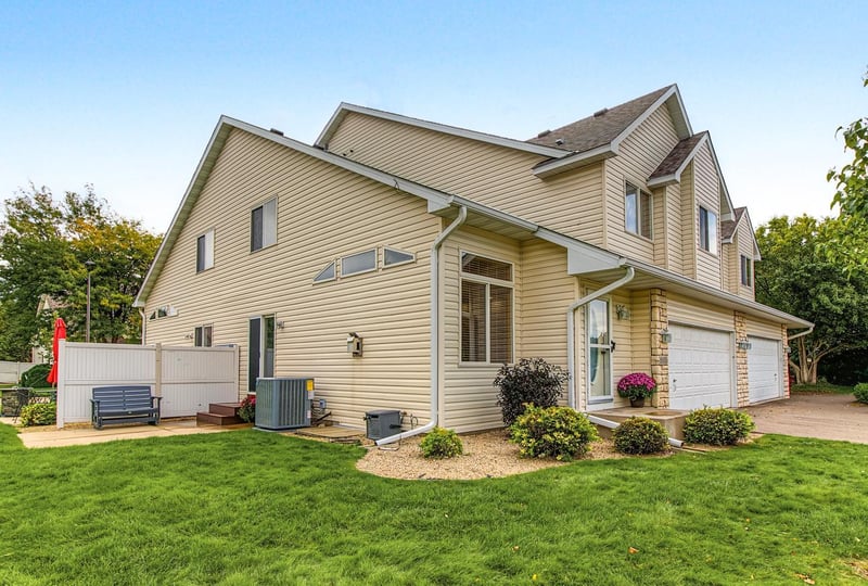 1665 Lexington Ln, Shakopee, MN 55379