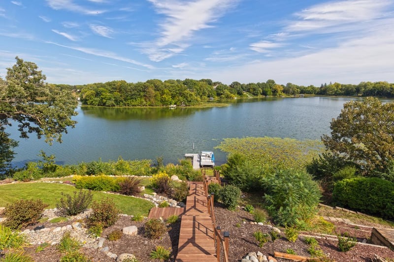 15601 Summit Dr, Eden Prairie, MN 55347