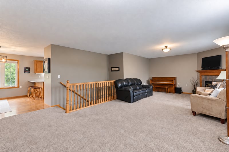 111 Loraine Dr, Lake Crystal, MN 56055