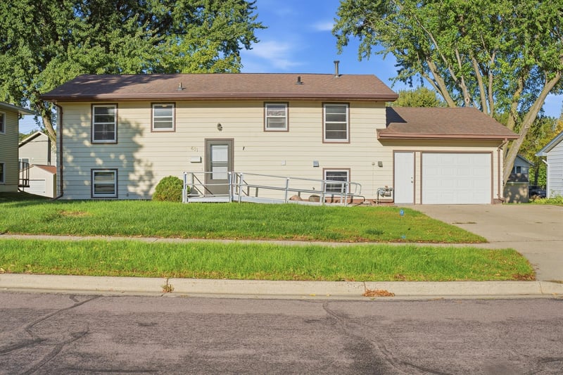 611 James Ave, Mankato, MN 56001