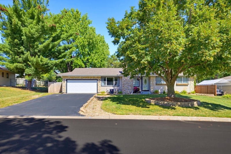 777 Mohican Ln, Mendota Heights, MN 55120