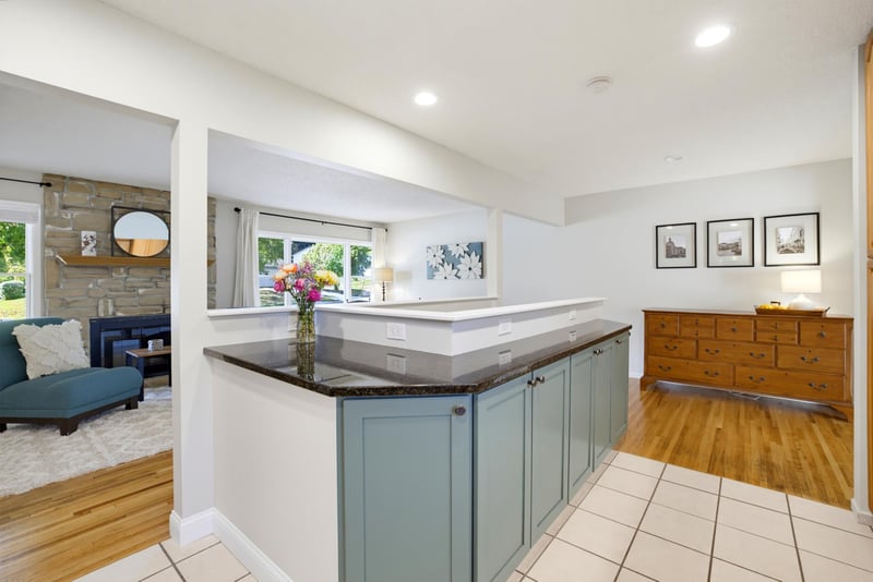 777 Mohican Ln, Mendota Heights, MN 55120