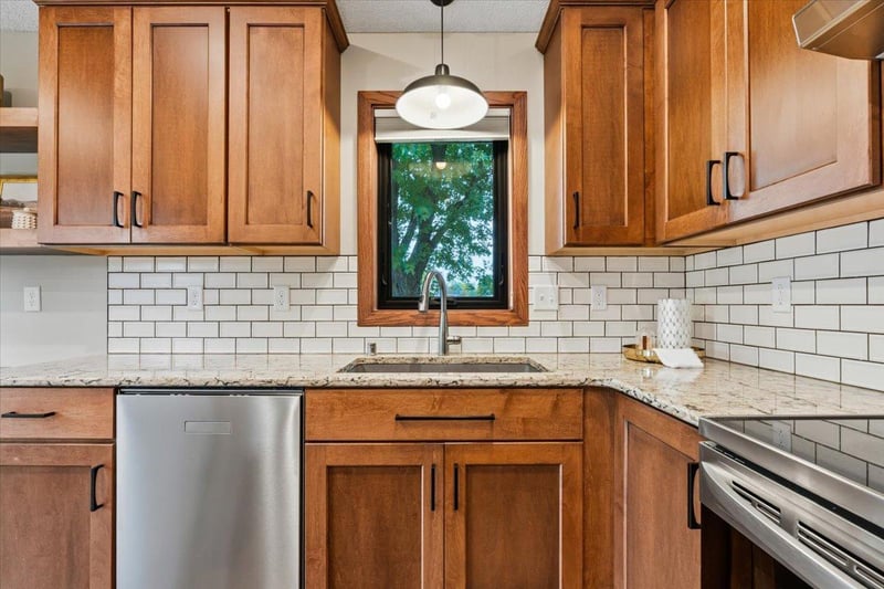 8821 Rainier Ct, Woodbury, MN 55125