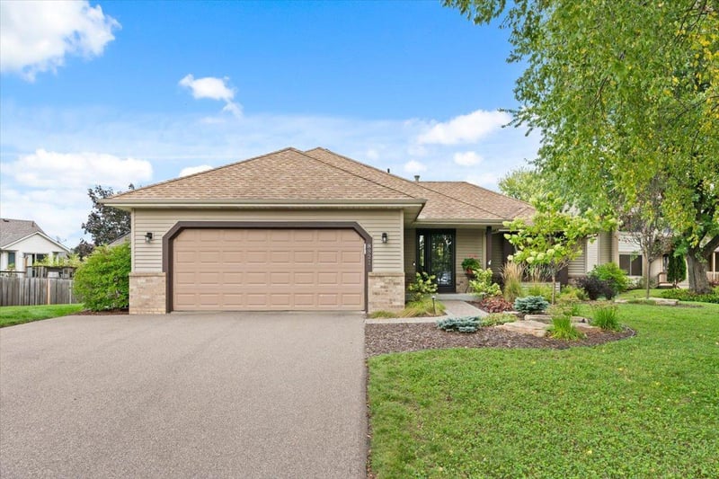 8821 Rainier Ct, Woodbury, MN 55125