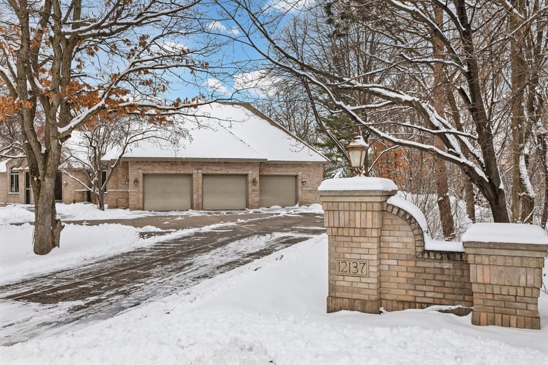 12137 Grandview Ter, Apple Valley, MN 55124