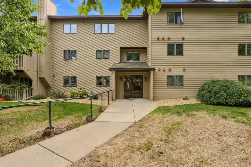 925 Bahls Dr #208, Hastings, MN 55033