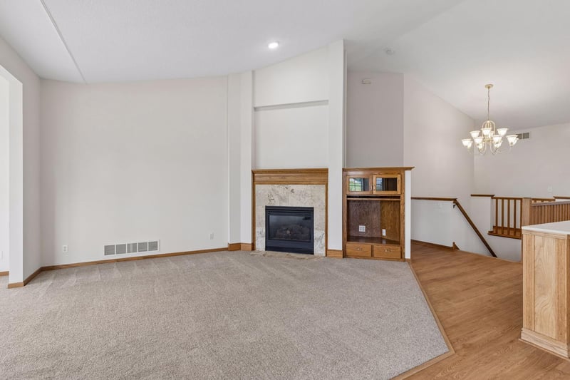 492 Holly Ln N, Oakdale, MN 55128