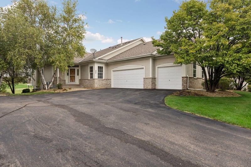492 Holly Ln N, Oakdale, MN 55128