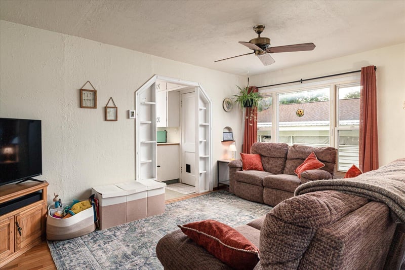 526 N 2nd St, La Crescent, MN 55947