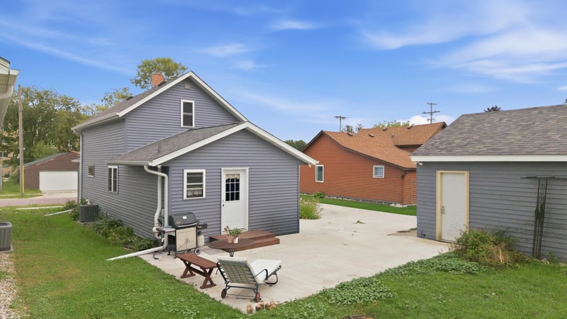 221 S Lincoln St, Lake Crystal, MN 56055