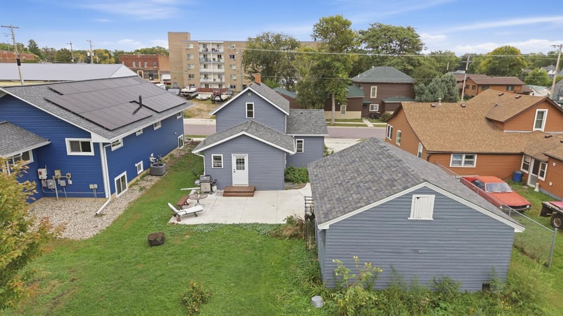 221 S Lincoln St, Lake Crystal, MN 56055