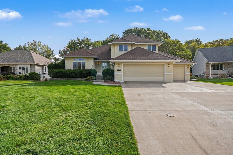 2177 Hynes Ave N, Oakdale, MN 55128