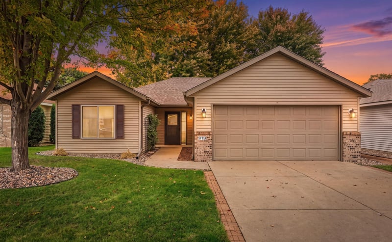 919 Willow Grove Cir, Waite Park, MN 56387