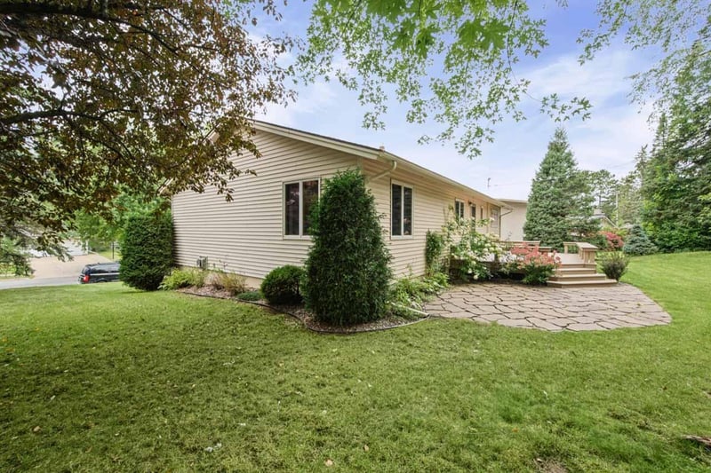 407 Mesabi Dr, Hibbing, MN 55746