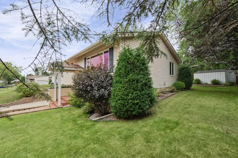 407 Mesabi Dr, Hibbing, MN 55746