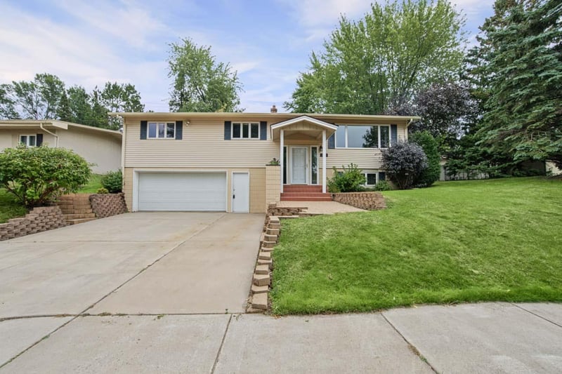 407 Mesabi Dr, Hibbing, MN 55746
