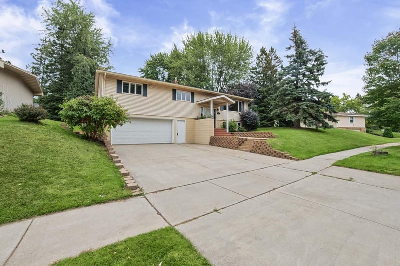 407 Mesabi Dr, Hibbing, MN 55746