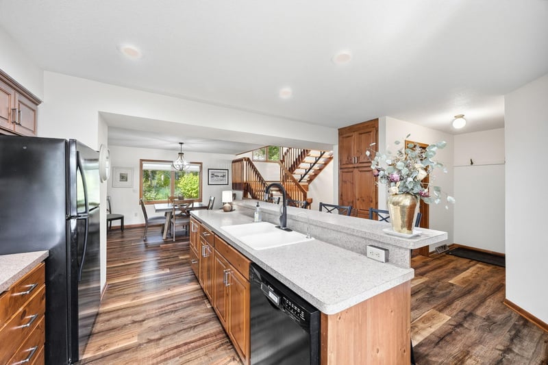1275 Rolling Oaks Ln NW, Hutchinson, MN 55350