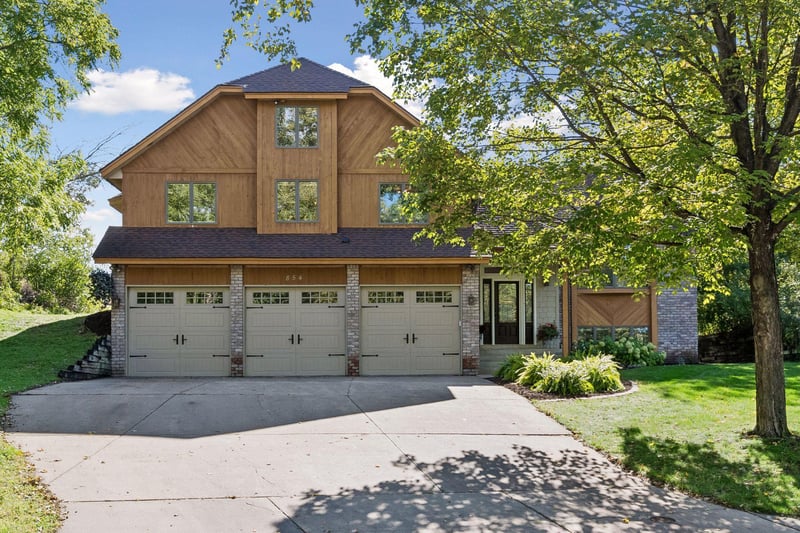 854 Palm Ct, Maplewood, MN 55109