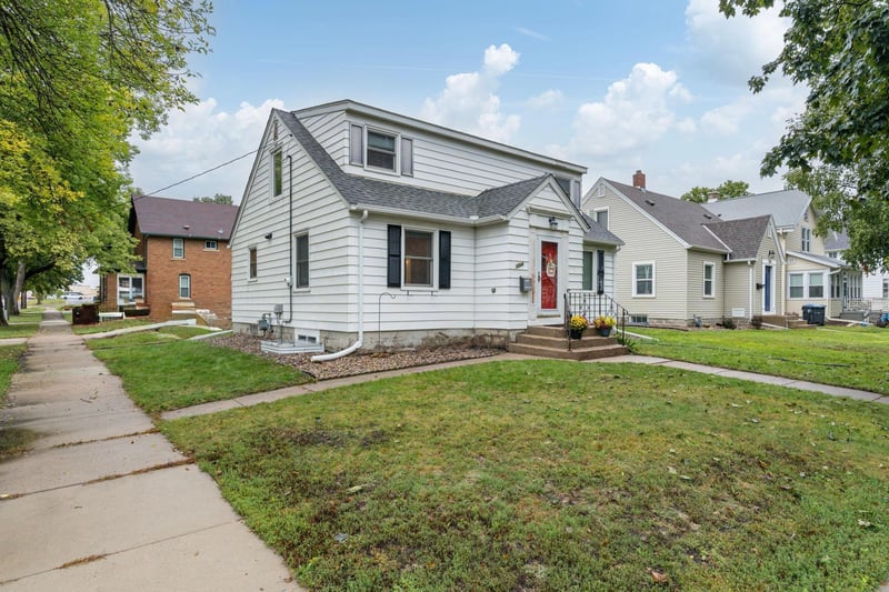 1204 N 4th St, Mankato, MN 56001