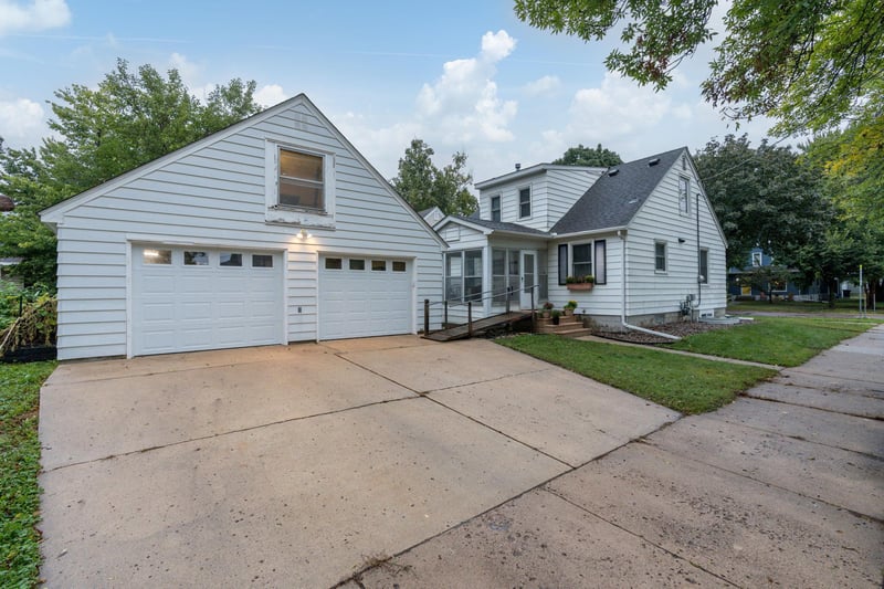 1204 N 4th St, Mankato, MN 56001